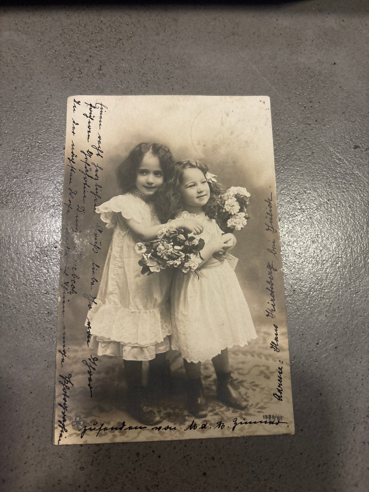 Antieke Ansichtkaart: Twee Meisjes met Bloemen (1904), Ophalen of Verzenden, Voor 1920, Gelopen