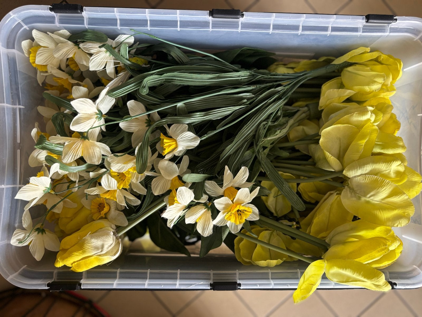 Doos vol lente nepbloemen: gele en witte decoratie, Huis en Inrichting, Ophalen, Binnen, Gebruikt, Kunstbloem