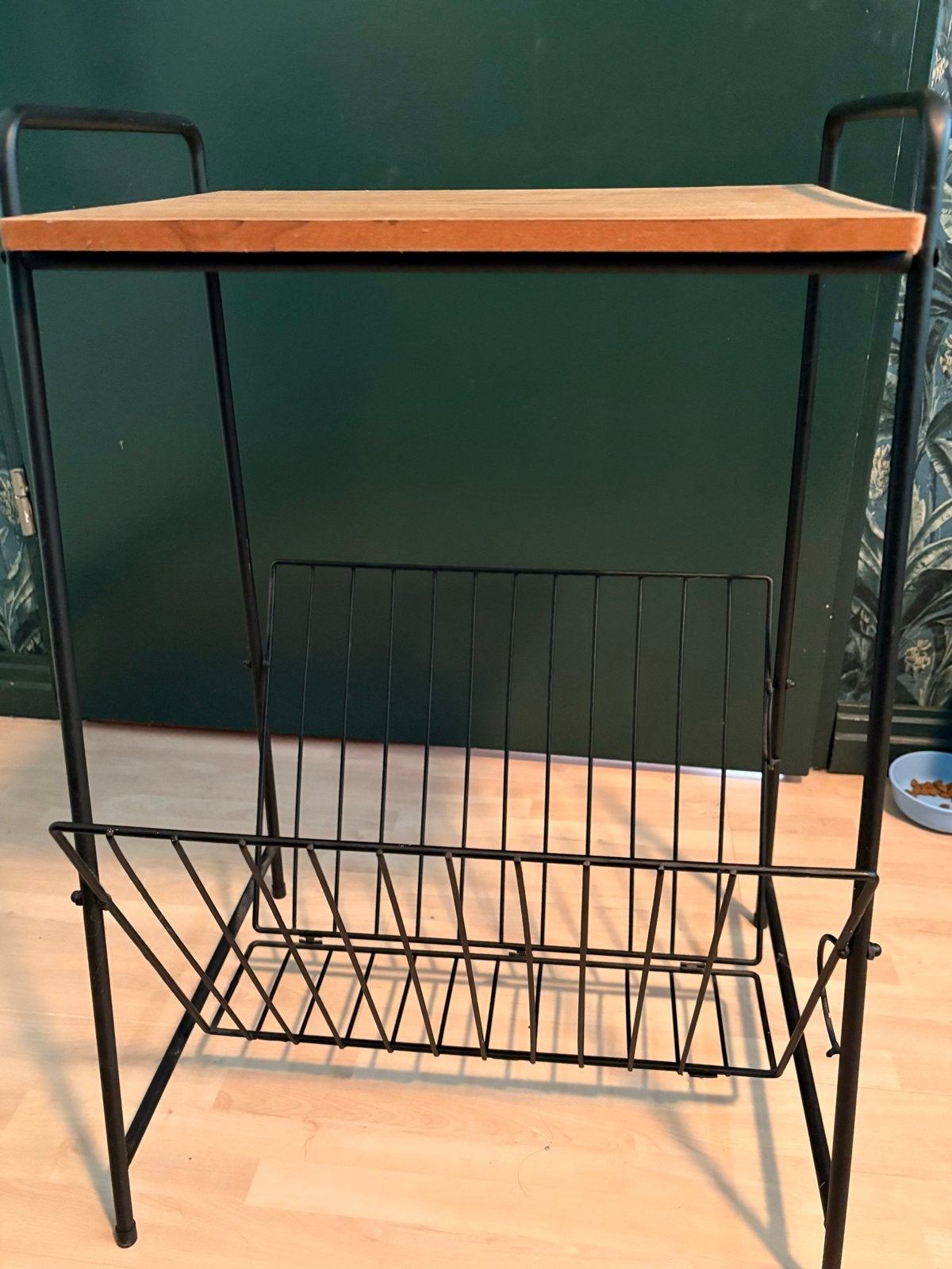 Vintage lectuurtafel met houten blad en metalen frame, Huis en Inrichting, Ophalen, Gebruikt, Vintage, Lectuurtafel