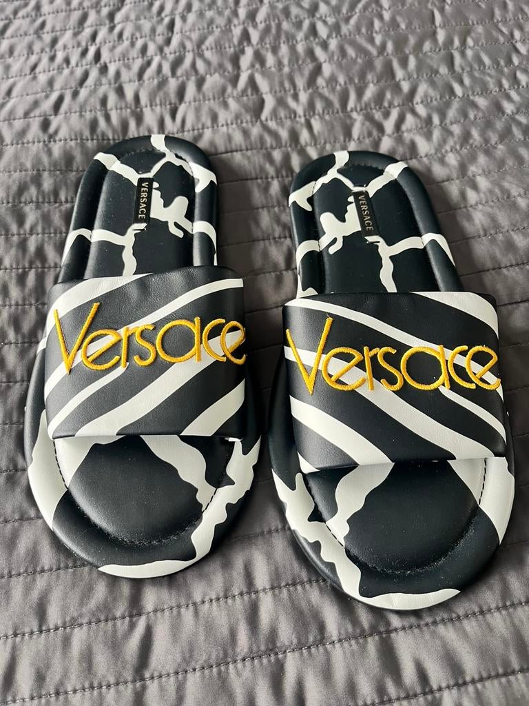 Versace slippers 38,5, Slippers, Zwart, Nieuw, Ophalen of Verzenden