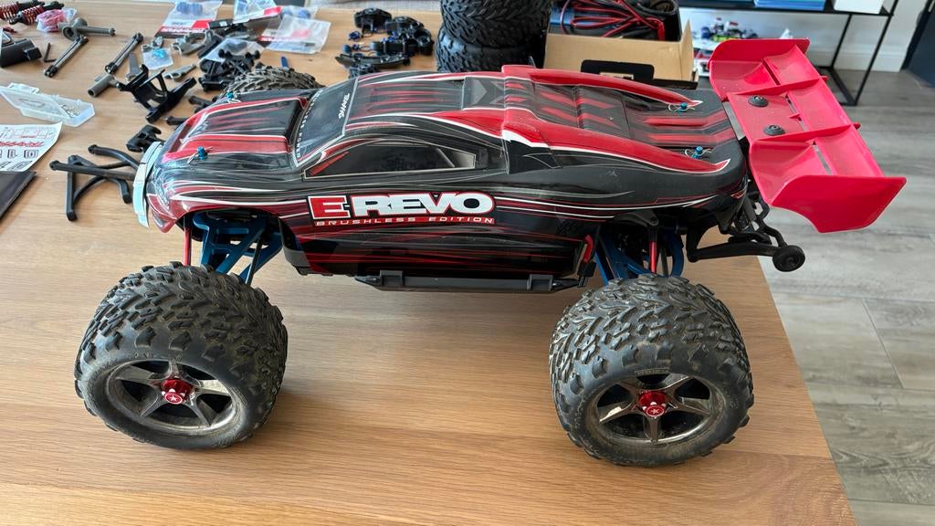 Traxxas E-Revo RC Auto met veel extra onderdelen, Hobby en Vrije tijd, Ophalen, Zo goed als nieuw, Auto offroad