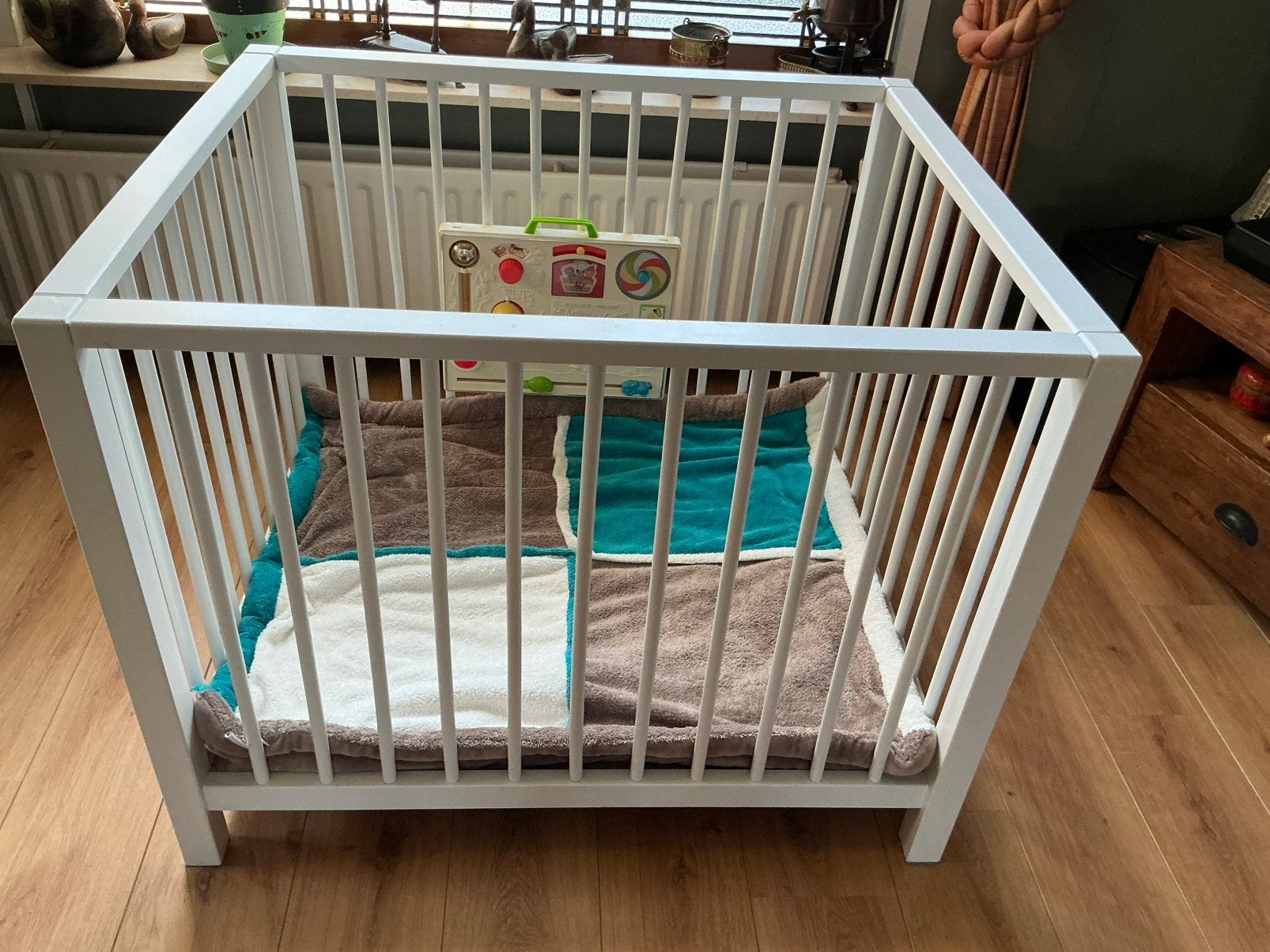 BOX, WIT, RETRO, VERSTELBARE BODEM, 2 BOXKLEDEN,FISHER PRICE, Ophalen, Zo goed als nieuw, Vierkant, In hoogte verstelbaar