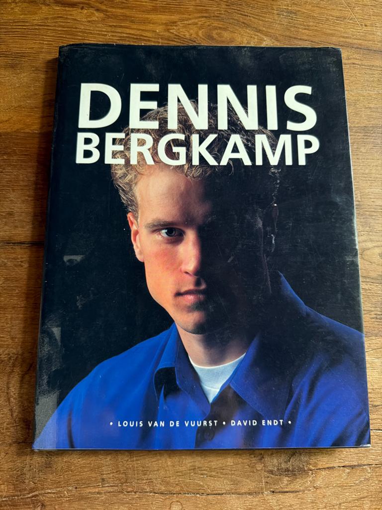 Dennis Bergkamp - Gesigneerd Boek, Ophalen of Verzenden, Zo goed als nieuw, Balsport