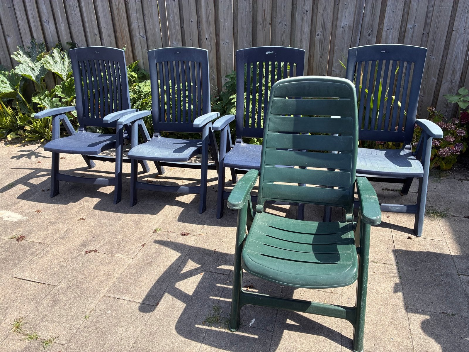 Tuinstoelen: 4 blauwe en 1 groene, verstelbaar, Tuin en Terras, Tuinstoelen, Ophalen, Gebruikt, Kunststof, Verstelbaar