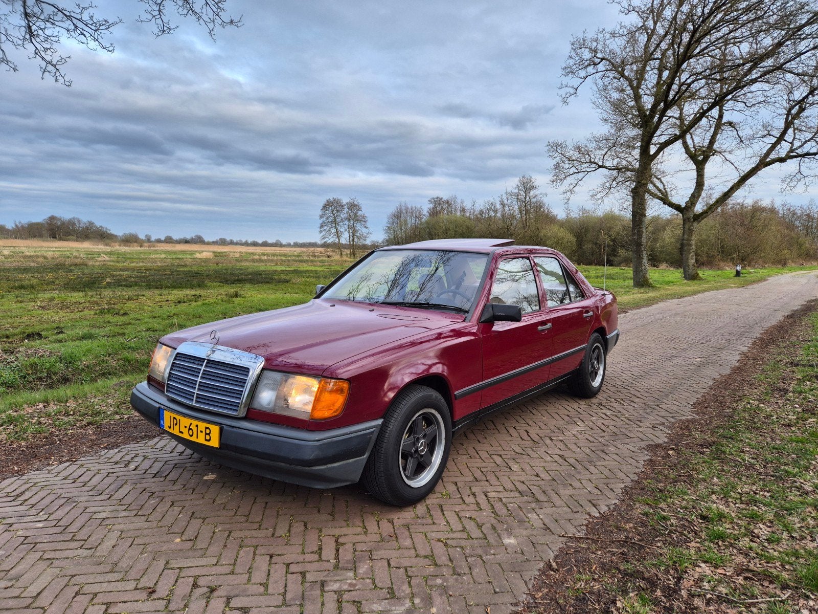 Mercedes-Benz W124 200 Diesel Belastingvrij, Auto's, 1983 cc, Stof, Beige, 23 km/l