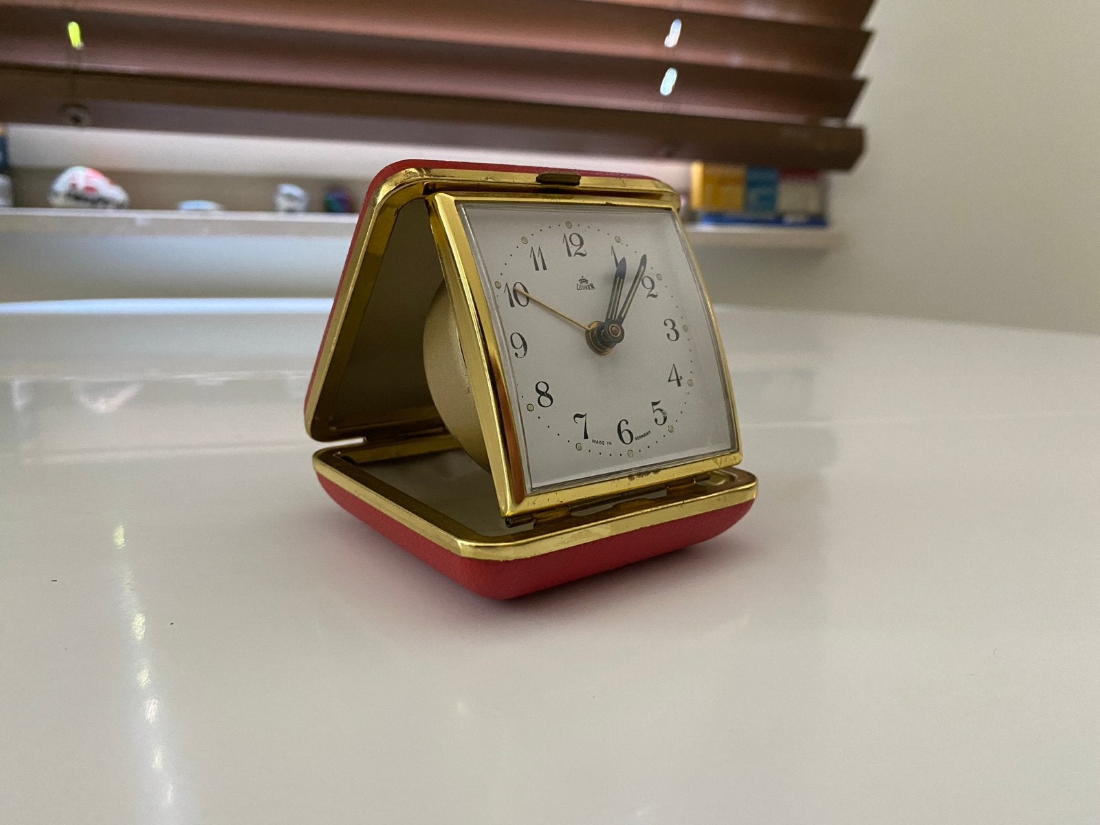 Vintage Reiswekker Lumen Made in Germany Rood Goud, Antiek en Kunst, Antiek | Klokken, Ophalen