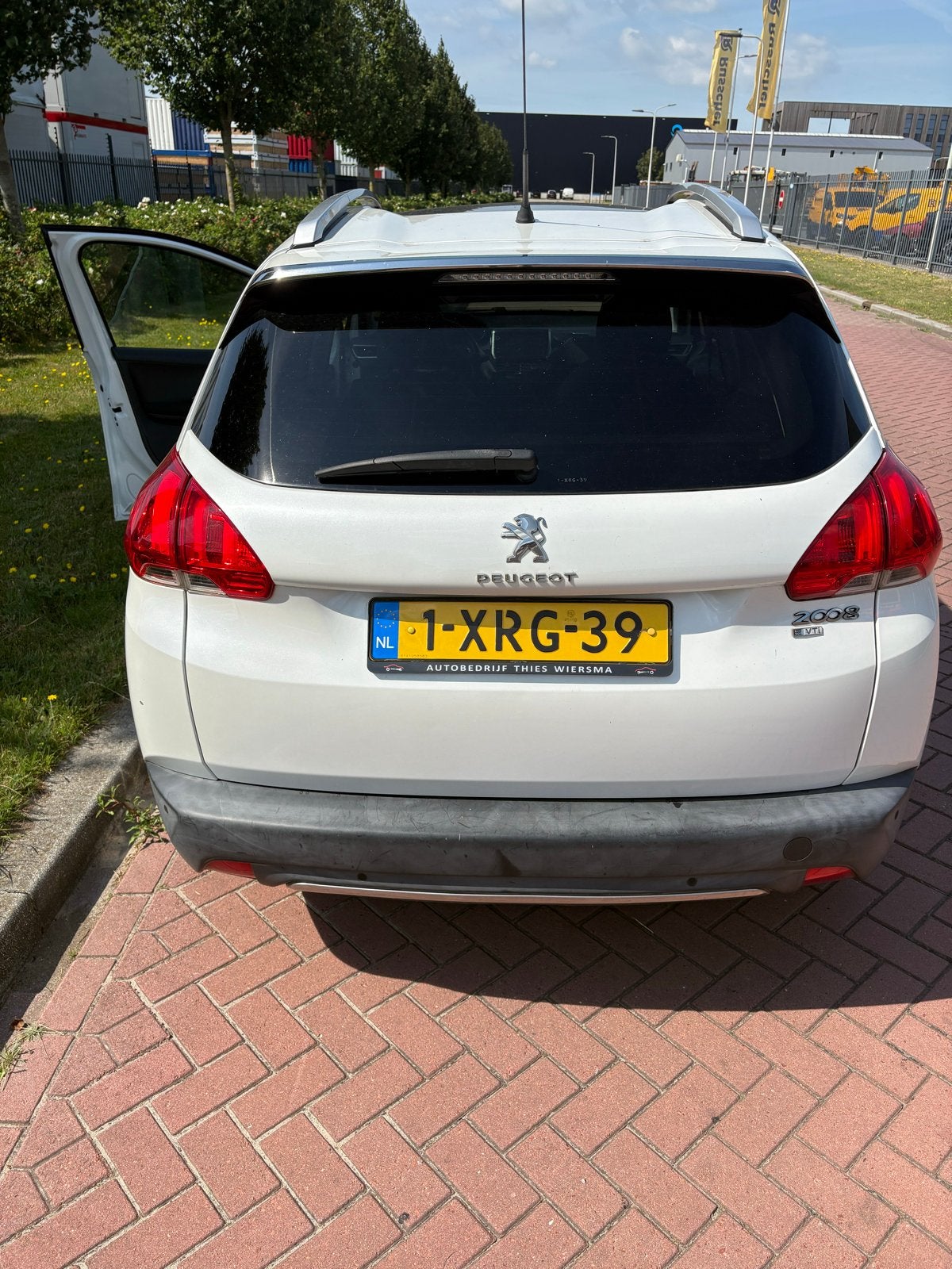 Peugeot 2008 1.2 E-vti 60KW Etg5 2014 Wit Automaat, Auto's, Peugeot, 450 kg, 40 €/maand, 1199 cc, Origineel Nederlands