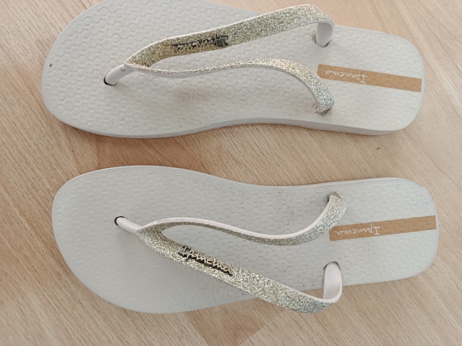 Teenslippers mt 39 eu beige met gouden glitters, Kleding | Dames, Ophalen of Verzenden, Nieuw, Beige
