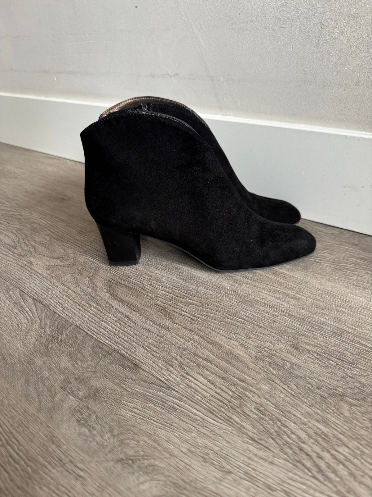 Zwarte suède enkellaarzen mauro teci, Kleding | Dames, Ophalen of Verzenden, Zo goed als nieuw, Zwart, Lage of Enkellaarzen