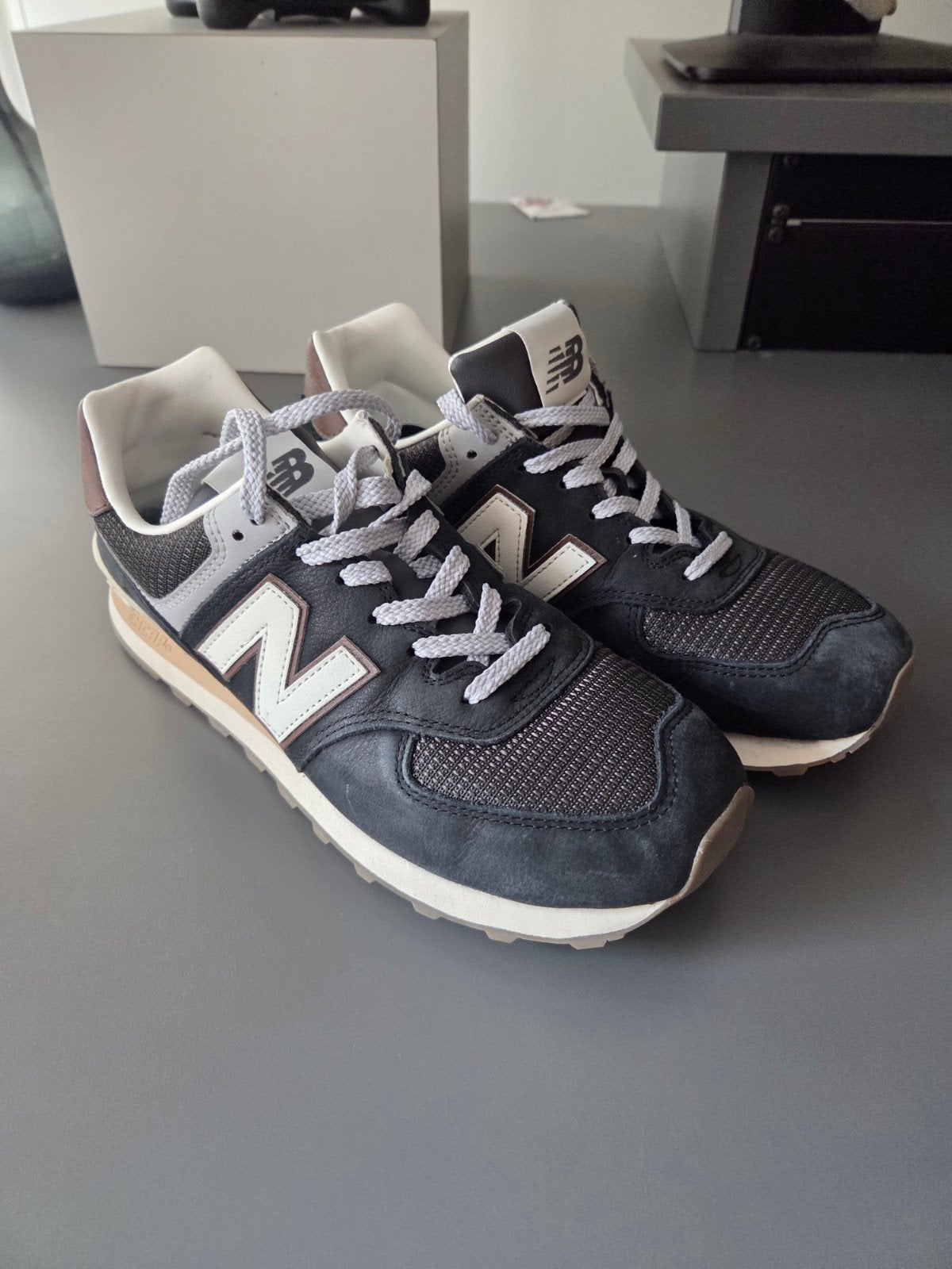 New Balance U574 Unisex Sneakers - Bruin/Donker Zilver, New Balance, Bruin, Ophalen of Verzenden, Sneakers of Gympen