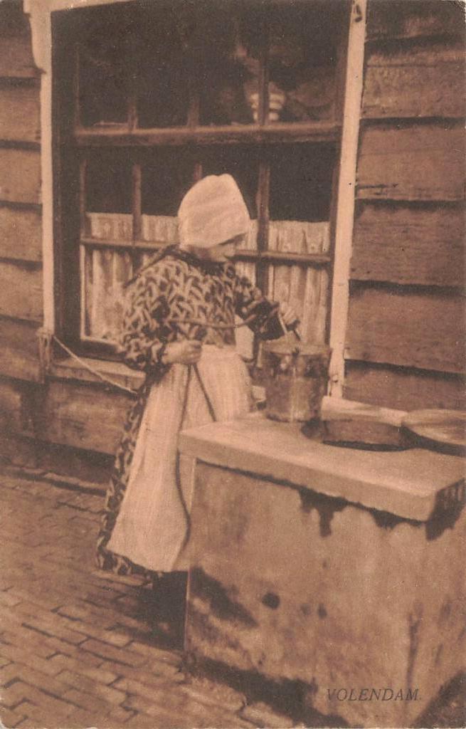 Volendam, Klederdracht, waterputten  1912, Ophalen of Verzenden, Voor 1920, Gelopen, Noord-Holland