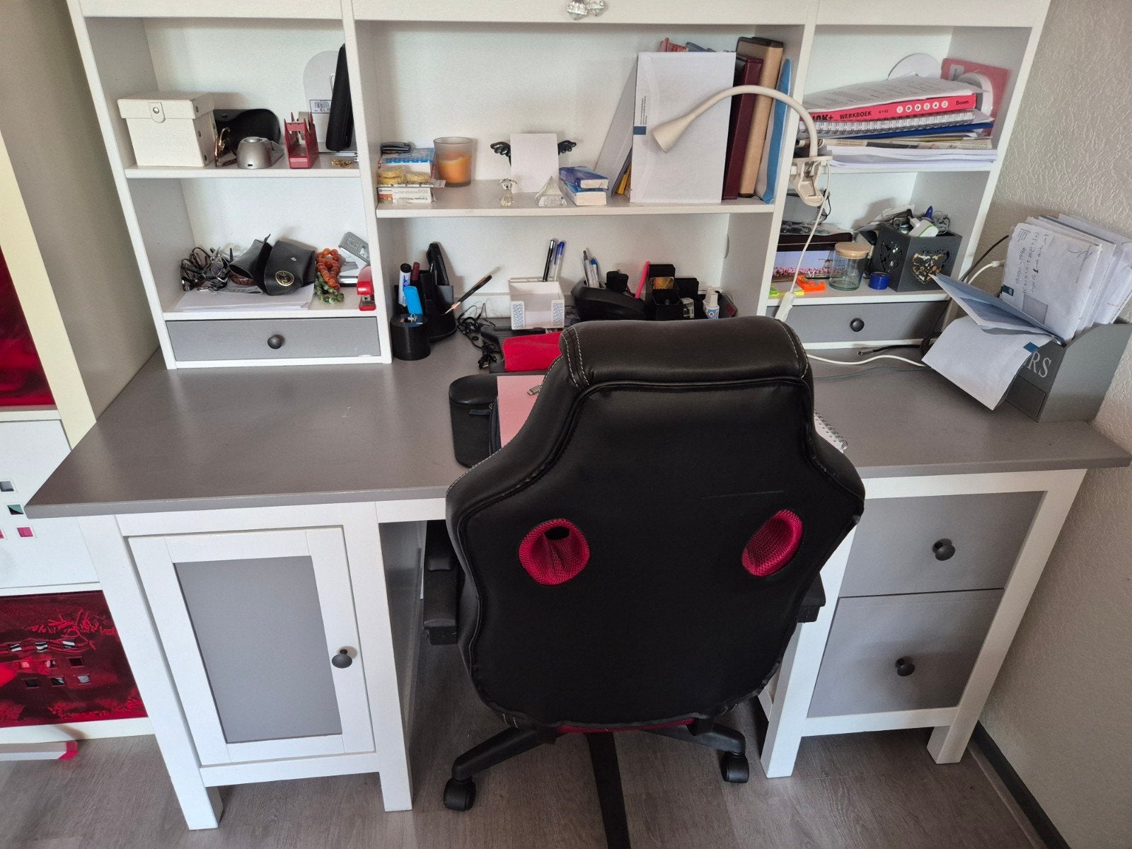 Bureau met stoel, Ophalen