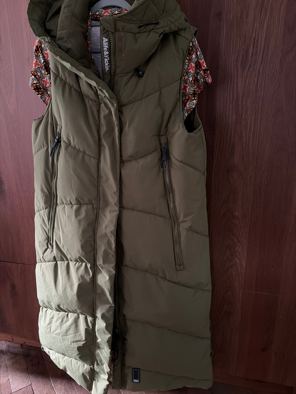 Lange olijfgroene bodywarmer met capuchon, Verzenden, Zo goed als nieuw, Maat 38/40 (M), Groen