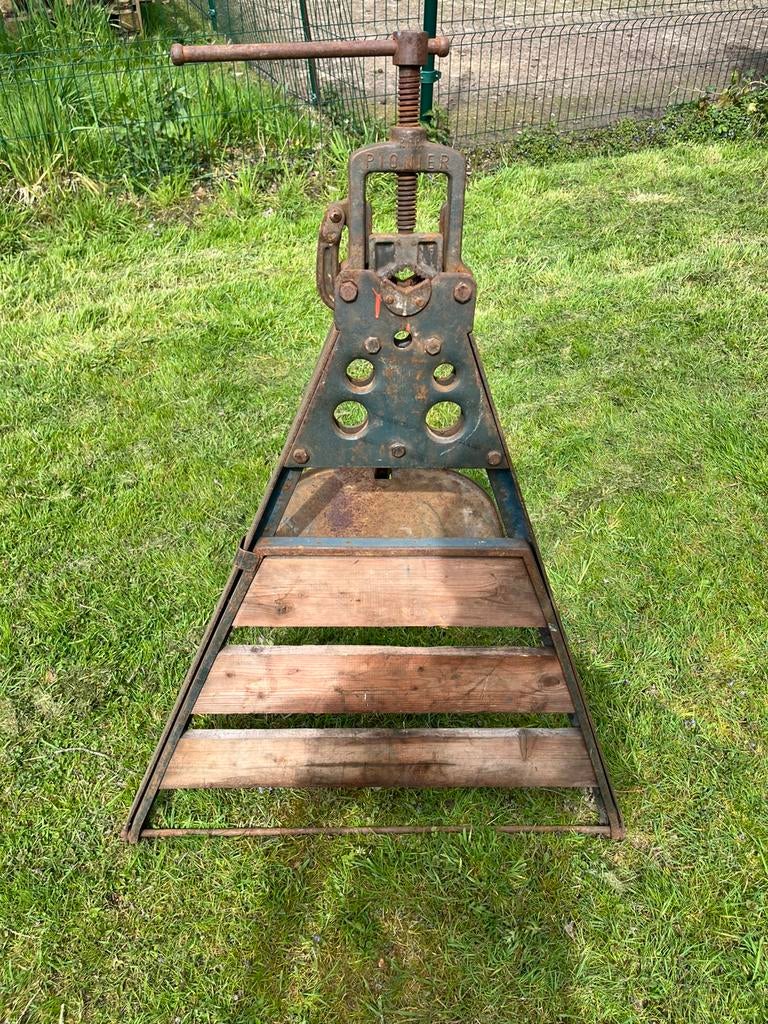 Pionier rohrschraubstock / buizenklem, Doe-het-zelf en Verbouw, Ophalen of Verzenden, Gebruikt