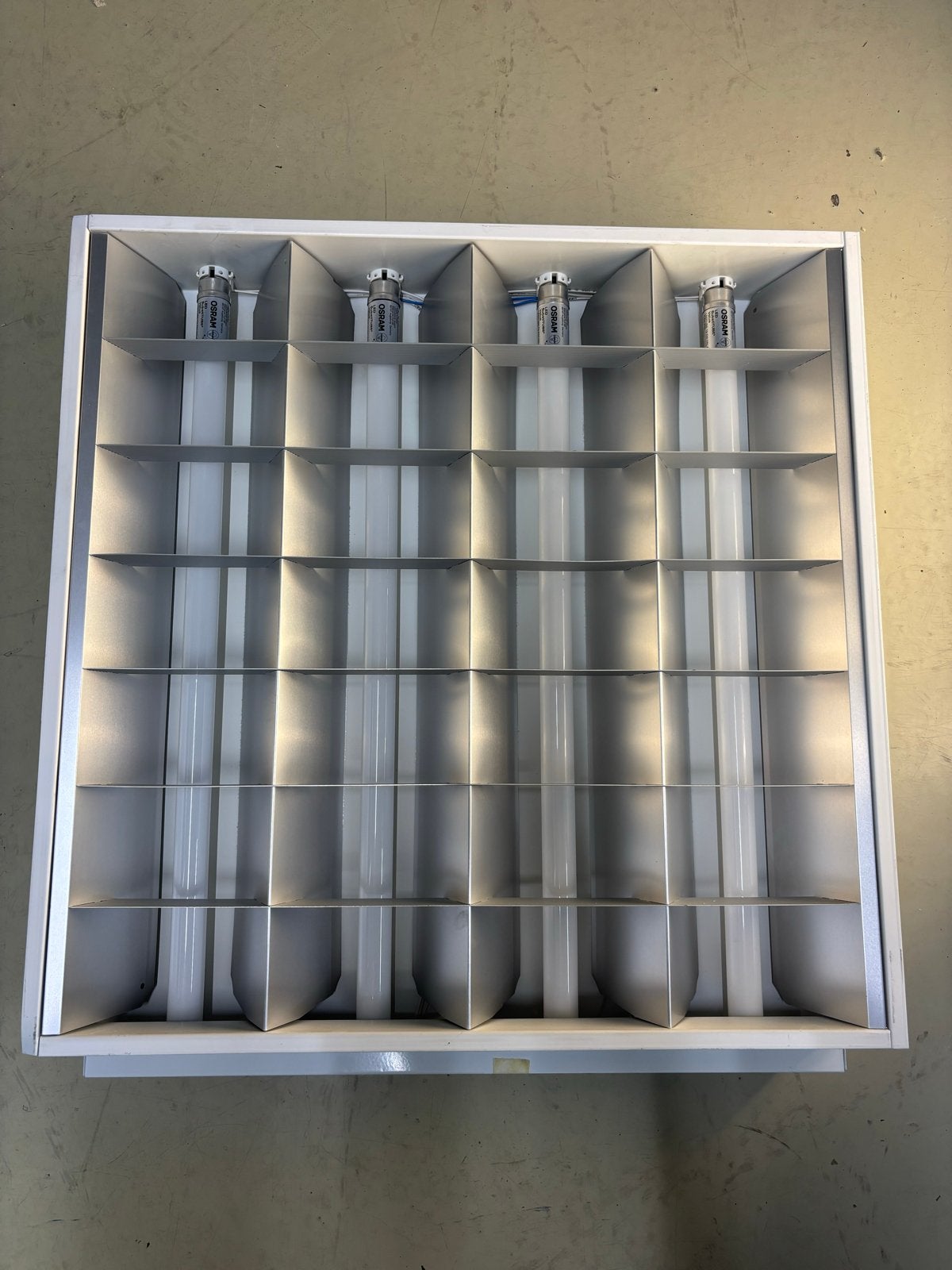 TL armatuur met 4 Osram LED SubstiTUBE lampen, Wit, G13 (TL), Industrieel, Ophalen
