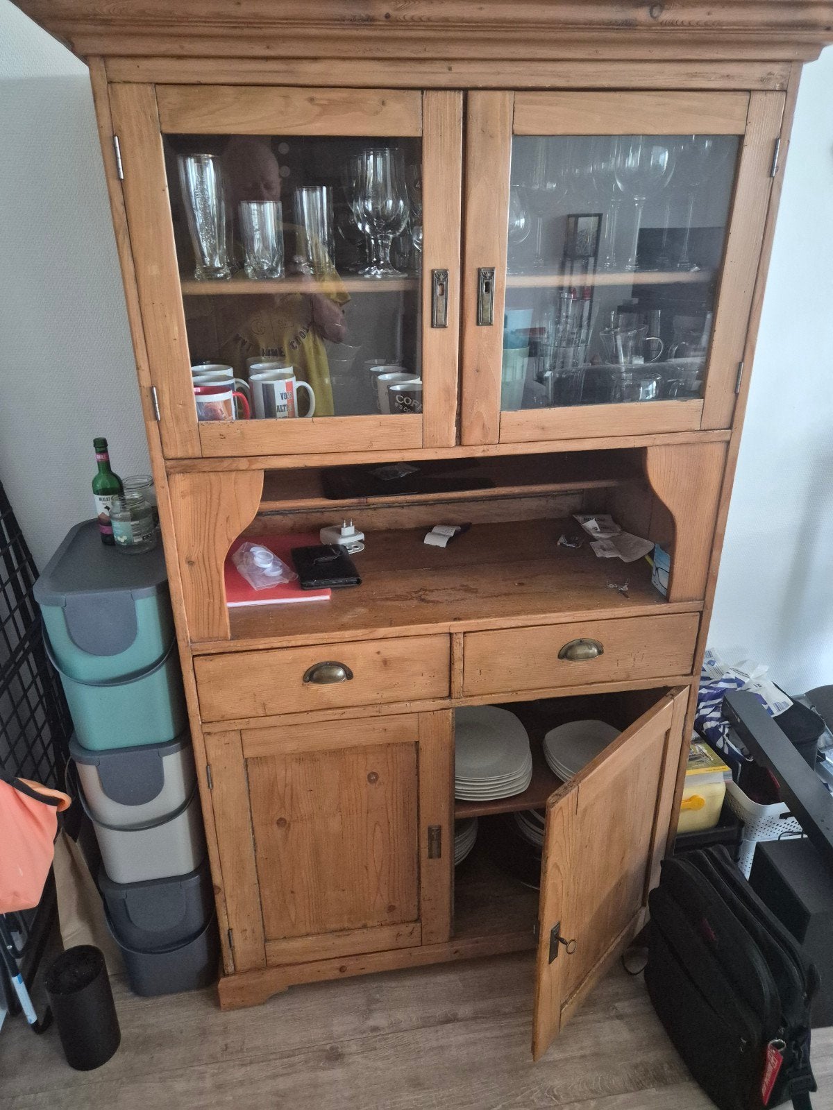 Antieke grenen buffetkast met vitrine, Ophalen
