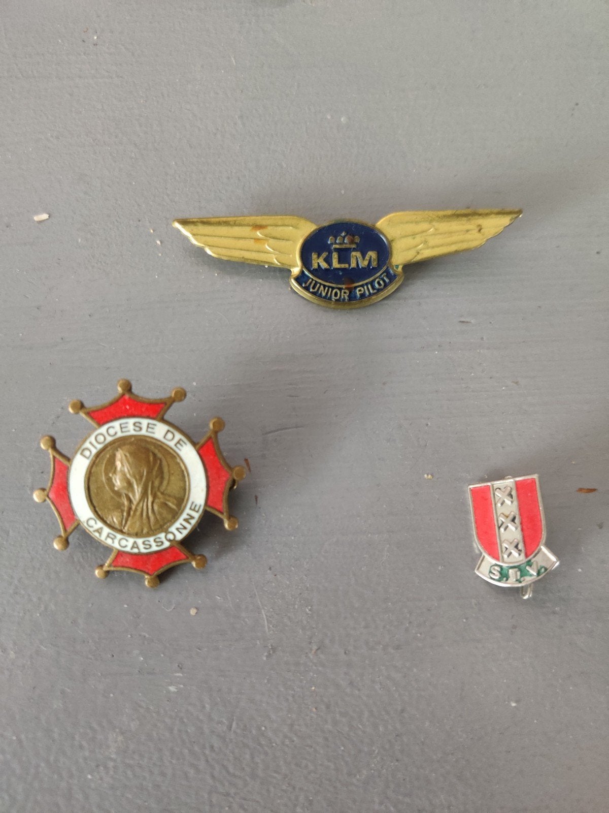 Set van 3 Vintage Pins/Speldjes: KLM, Amsterdam, Carcassonne, Verzamelen, Ophalen of Verzenden, Gebruikt, Overige onderwerpen