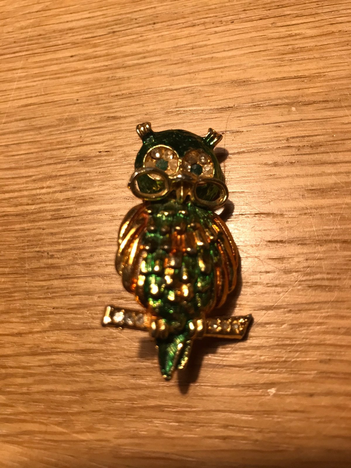Goudkleurige broche uiltje, Ophalen of Verzenden, Gebruikt, Goud, Met strass