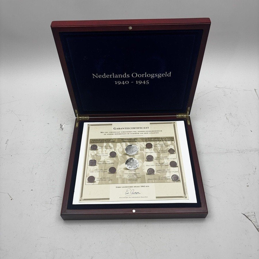 Cassette met Hollands oorlogsgeld, waaronder zilver