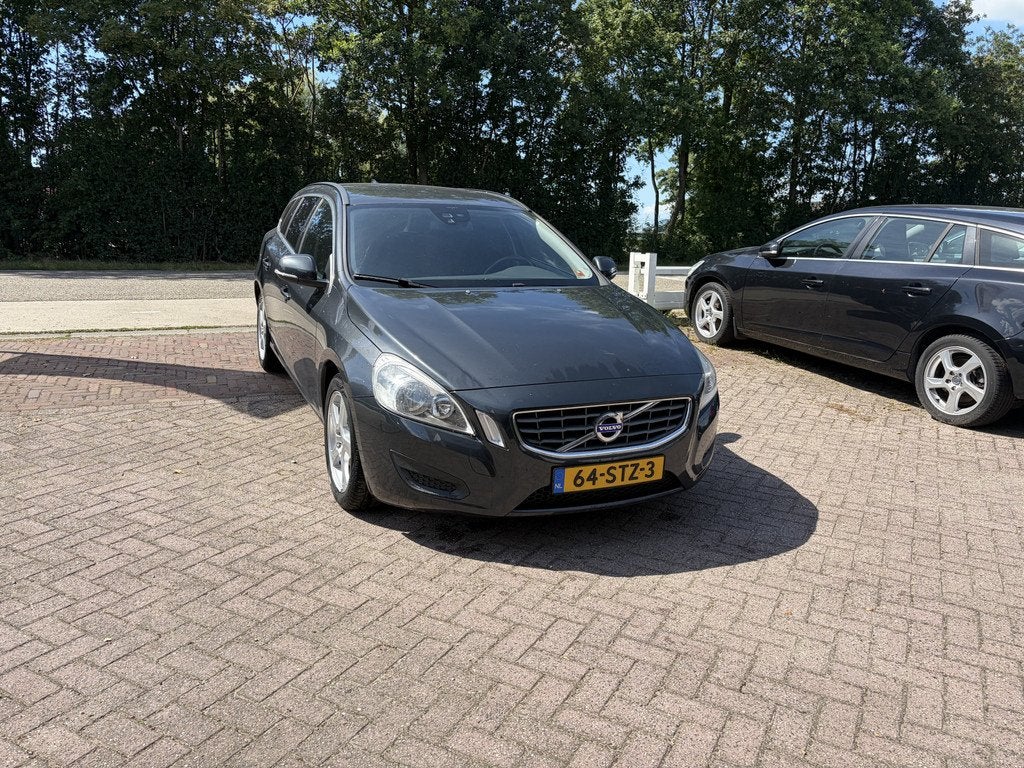 Volvo V60 1.6 T3 Momentum TREKHAAK STOELVERWARMING NAVI, Auto's, Volvo, Voorwielaandrijving, 15 km/l, Gebruikt, Zwart