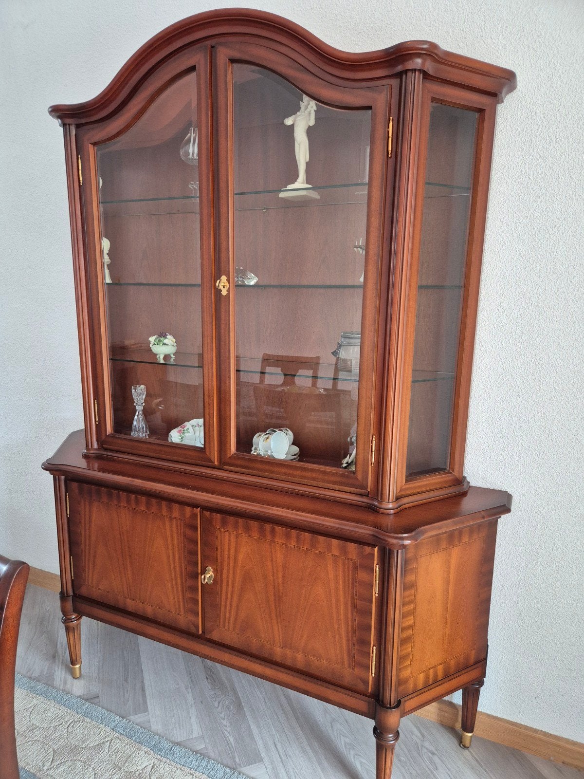 Klassieke vitrinekast met glazen deuren en planken, Antiek en Kunst, Ophalen