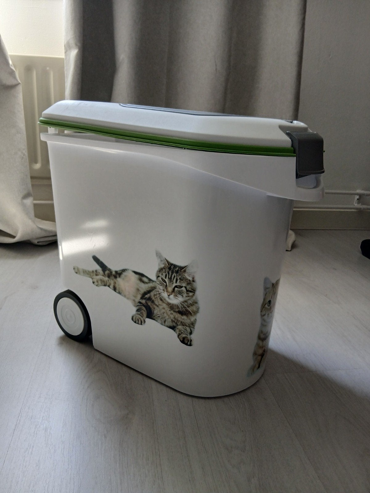 Voorraad box met wieltjes voor kattenvoer / hondenvoer, Huis en Inrichting, Emmers, Ophalen of Verzenden, Kunststof