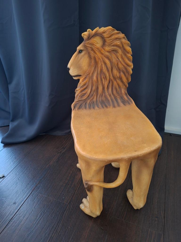 Unieke Leeuwenstoel - Decoratieve Bijzettafel/Kruk, Overige materialen, Bruin, Ophalen of Verzenden, Zo goed als nieuw