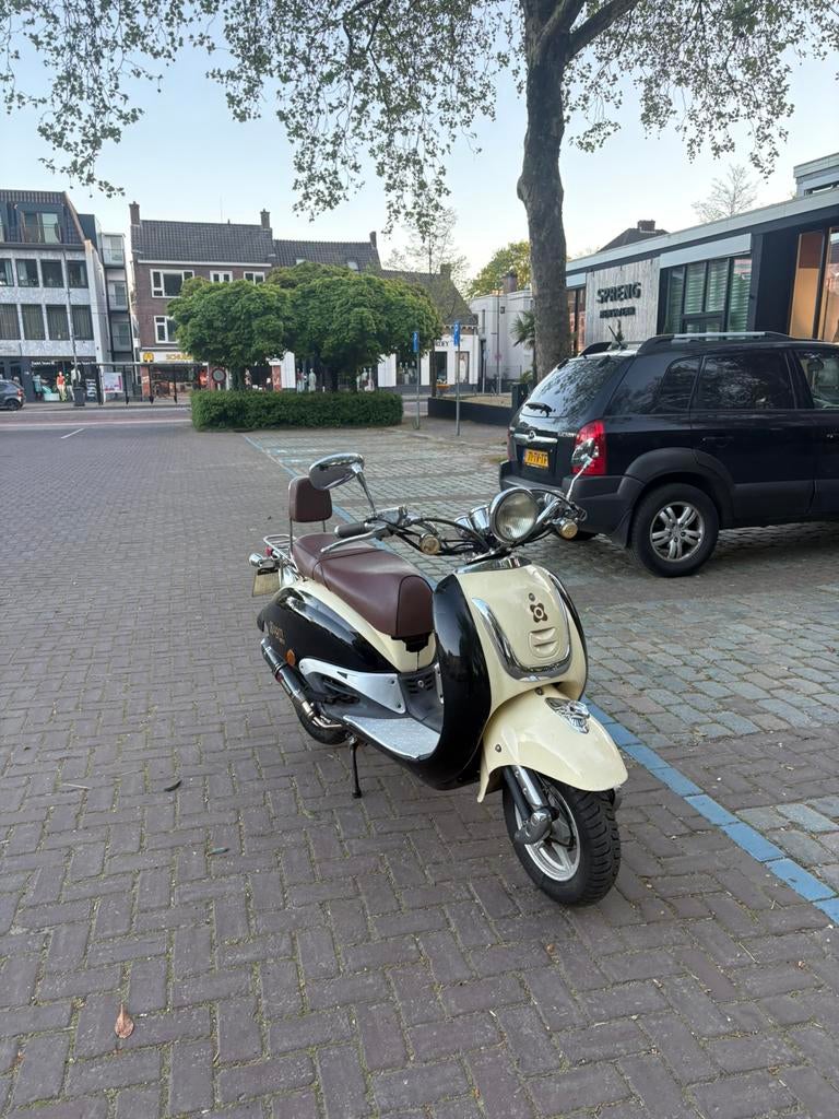AGM Retro 125cc - Stijlvolle klassieker in absolute topstaat, Fietsen en Brommers, Snorfietsen en Snorscooters, Zo goed als nieuw