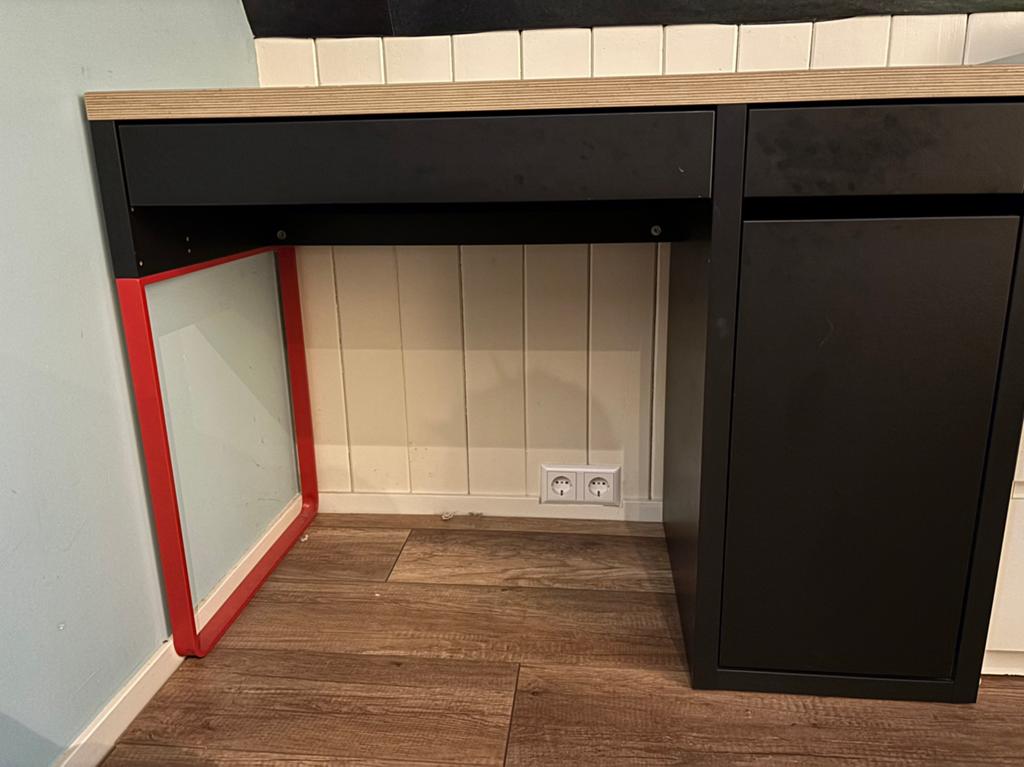 Ikea bureau Micke antraciet/rood, Huis en Inrichting, Bureaus, Ophalen, Gebruikt