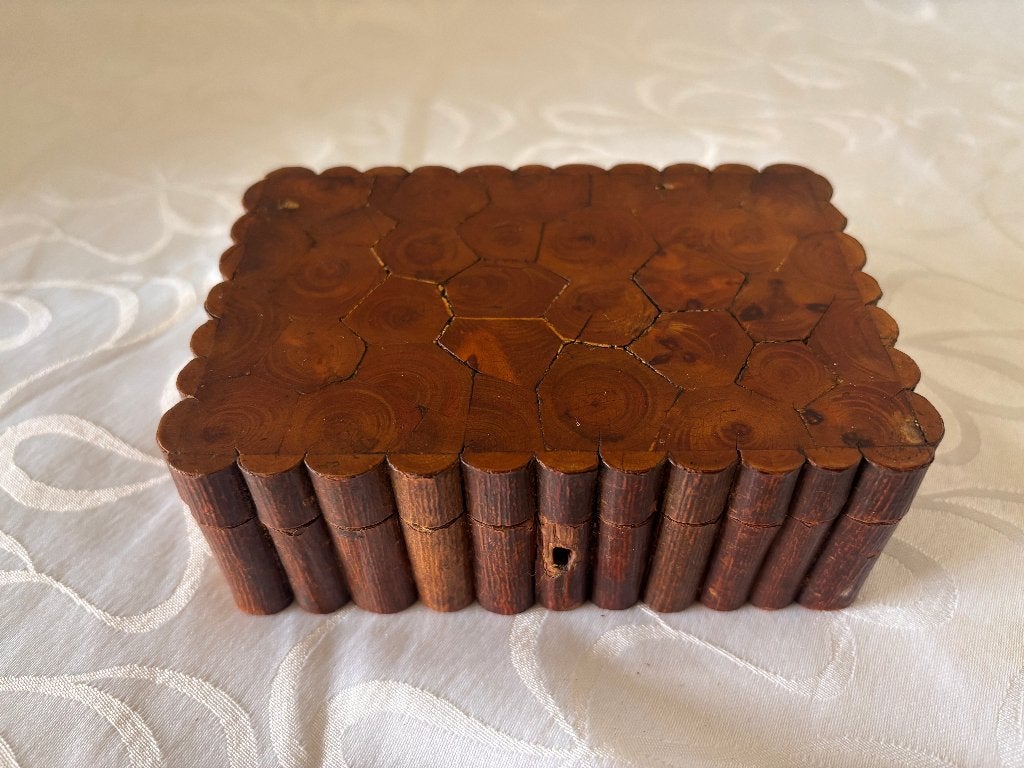 Antiek houten kistje in de vorm van boomstammen., Antiek en Kunst, Ophalen of Verzenden