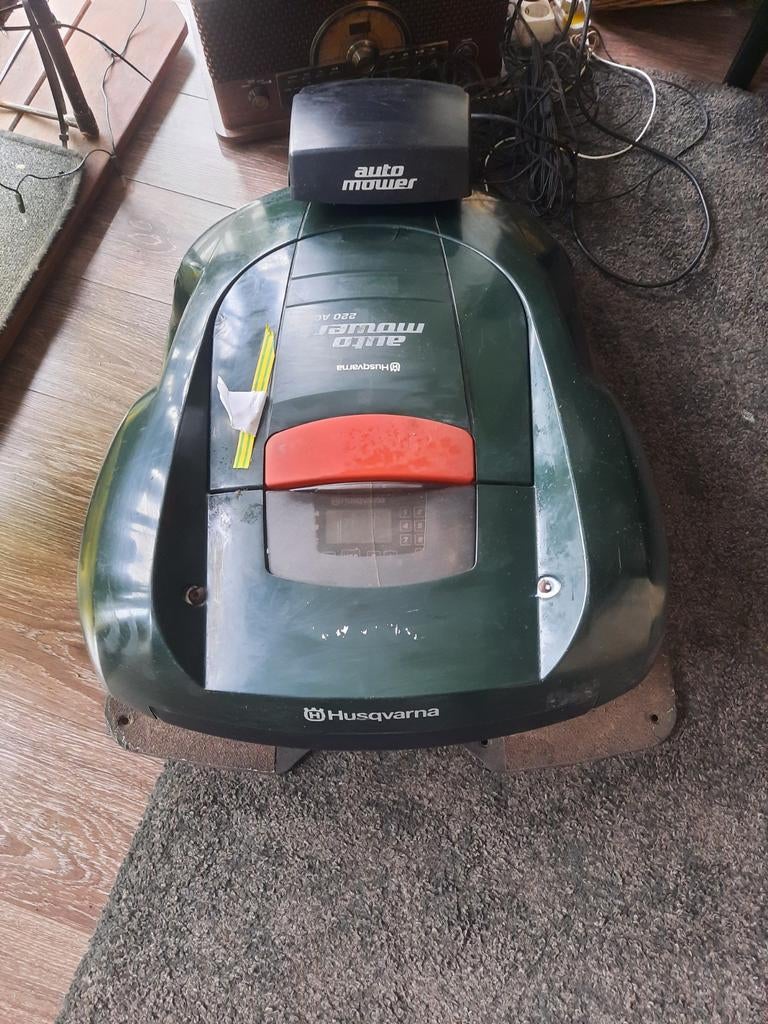 Husqvarna robotmaaier 220 ac, Ophalen of Verzenden, Gebruikt, 20 tot 25 cm