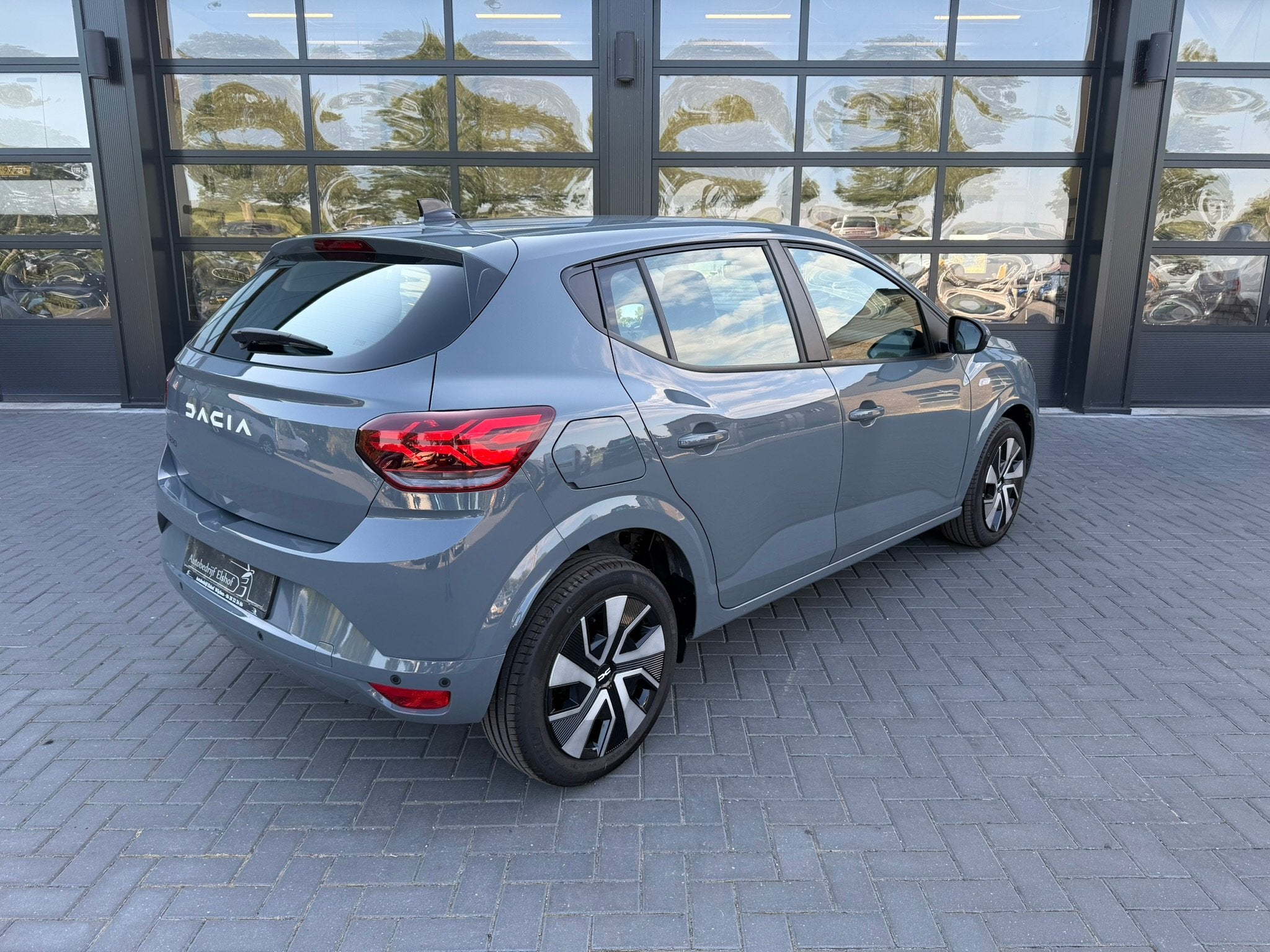 Dacia Sandero 1.0 TCe 90 Carplay/ Automaat (bj 2024), Gebruikt, Origineel Nederlands, Bedrijf, Zilver of Grijs