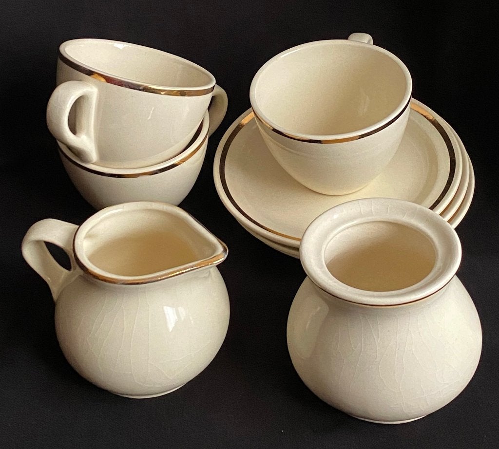 3 vintage kopjes met schotels, melkkan en suikerpot van V&D, Gebruikt, Keramiek, Ophalen of Verzenden, Overige stijlen