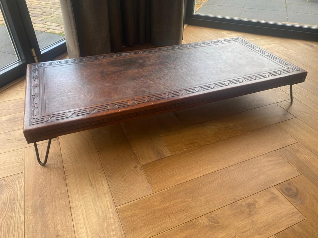 Vintage salontafel met leren blad en metalen poten, Ophalen