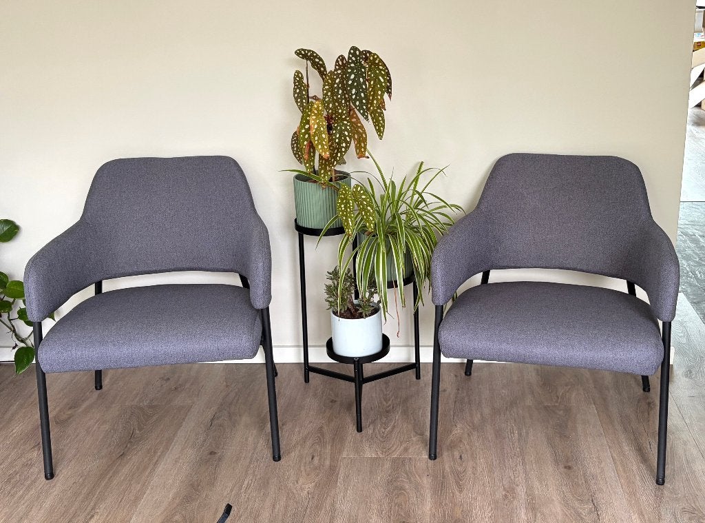 Comfortabele antracietkleurige stoelen, mogen per stuk weg, Huis en Inrichting, Stoelen, Ophalen, Twee, Zo goed als nieuw, Stof