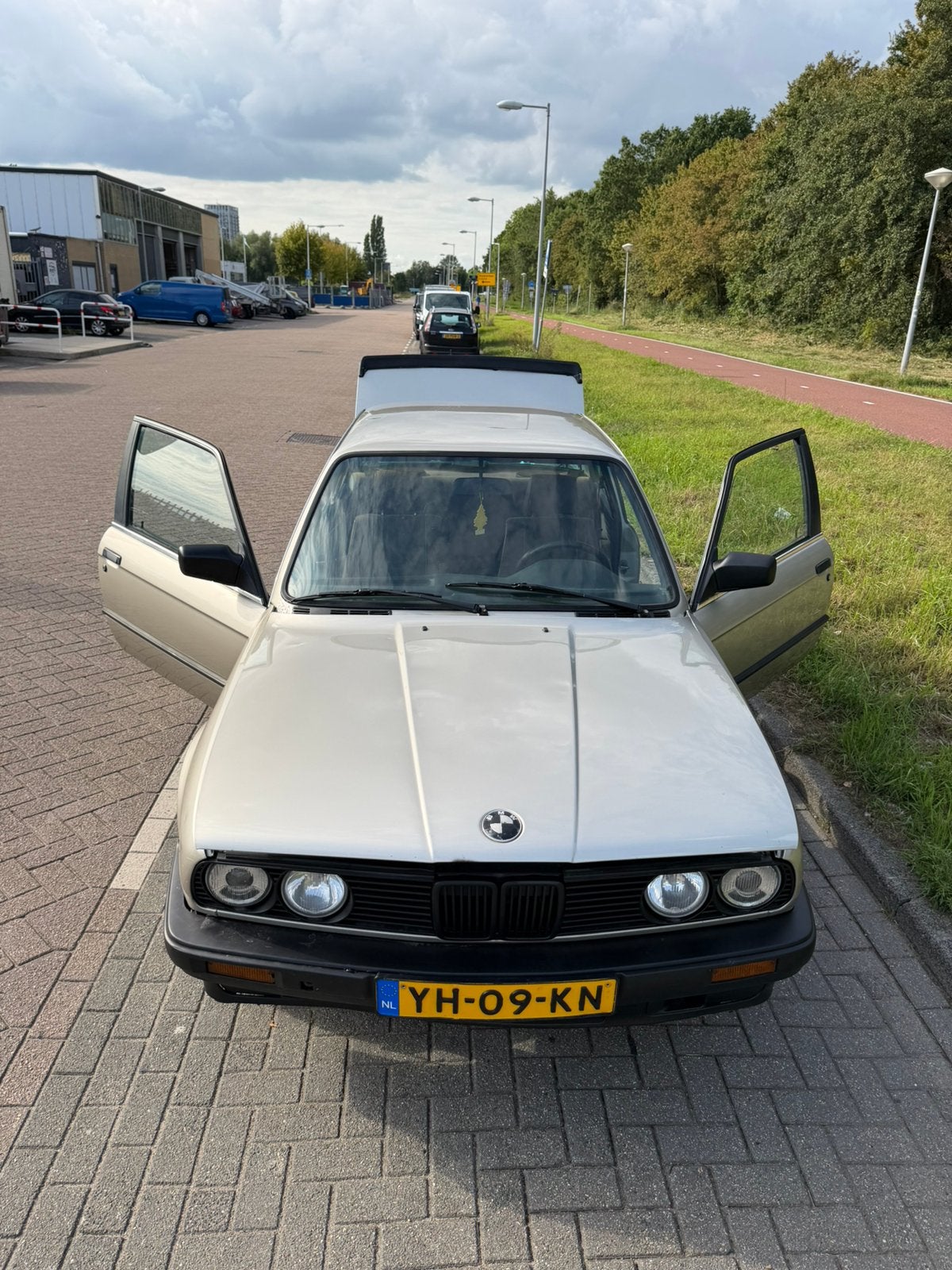 Foto 6 van BMW E30 1990 | NAP | APK 2028 | UNIEK EXEMPLAAR