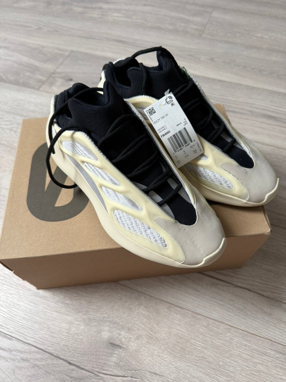 Yeezy 700 V3 Azeal maat 43 1/3 te koop (ongedragen), Kleding | Heren, Schoenen, Wit, Nieuw, Ophalen of Verzenden, Sneakers of Gympen