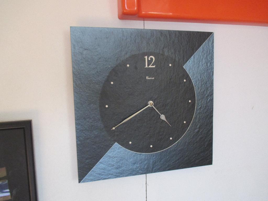 Vaerst design wandklok 30 x 30 cm leisteen jaren 70 retro, Huis en Inrichting, ?, Vaerst, Wandklok, Gebruikt