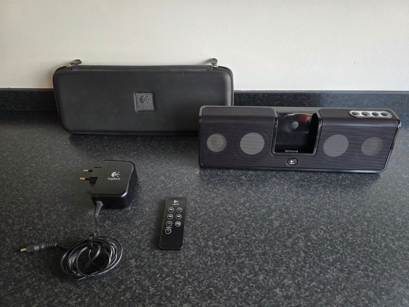 Logitech zgan iPod Apple speaker met case en adapter zwart, Audio, Tv en Foto, Ophalen, Zo goed als nieuw, Speaker, Classic of Photo
