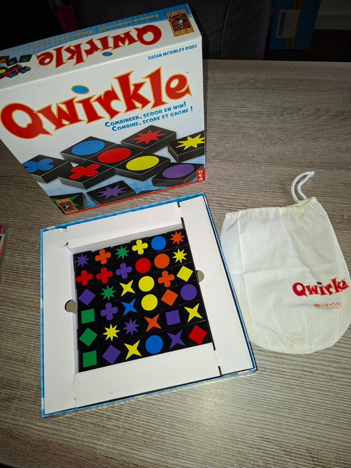 Qwirkle bordspel - Combineer, scoor en win!, Hobby en Vrije tijd, Drie of vier spelers, Ophalen of Verzenden, Zo goed als nieuw