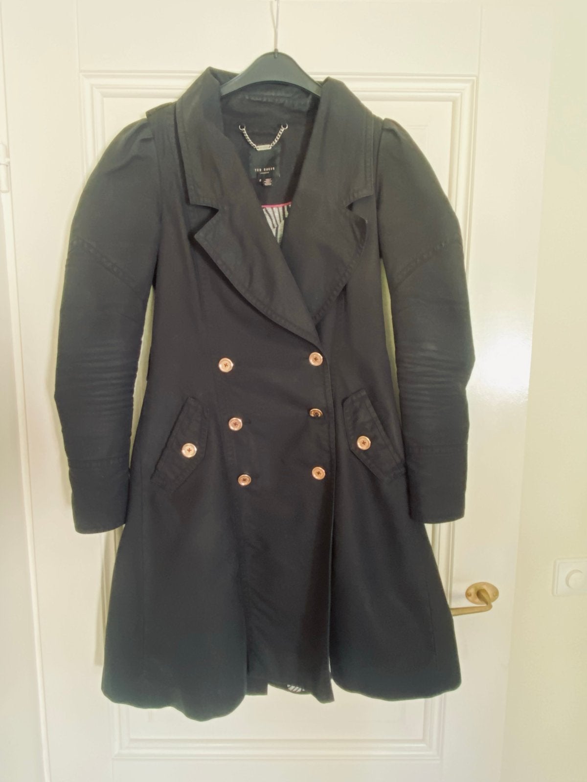 Ted Baker Zwarte Trenchcoat met koperkleurige knopen, Ophalen of Verzenden, Zo goed als nieuw, Maat 38/40 (M), Zwart