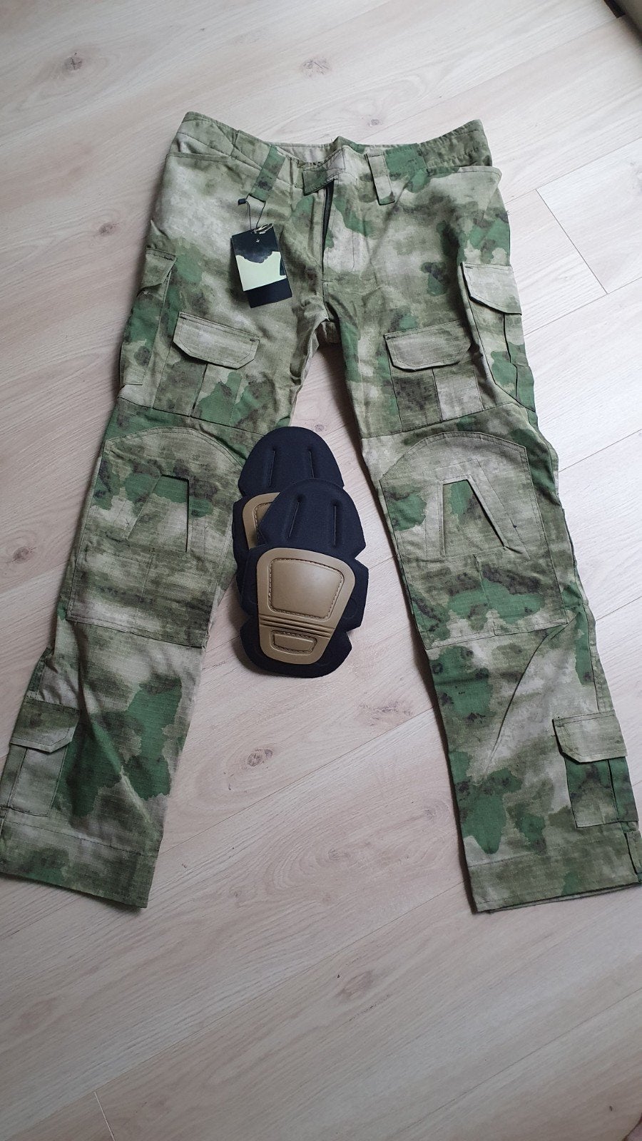 Nieuwe camouflage broek met kniebeschermers, Meerkleurig, Outdoor equipment, Nieuw, Overige maten