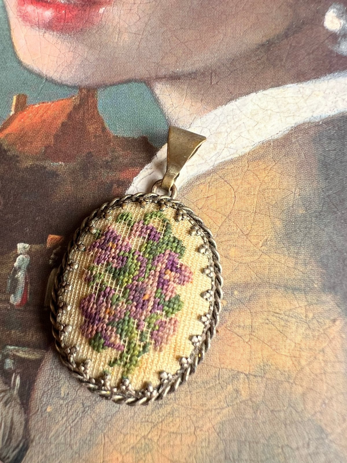 Vintage Medaillon Hanger met Geborduurd Bloemmotief, Gebruikt, Paars, Ophalen of Verzenden, Bloem of Plant