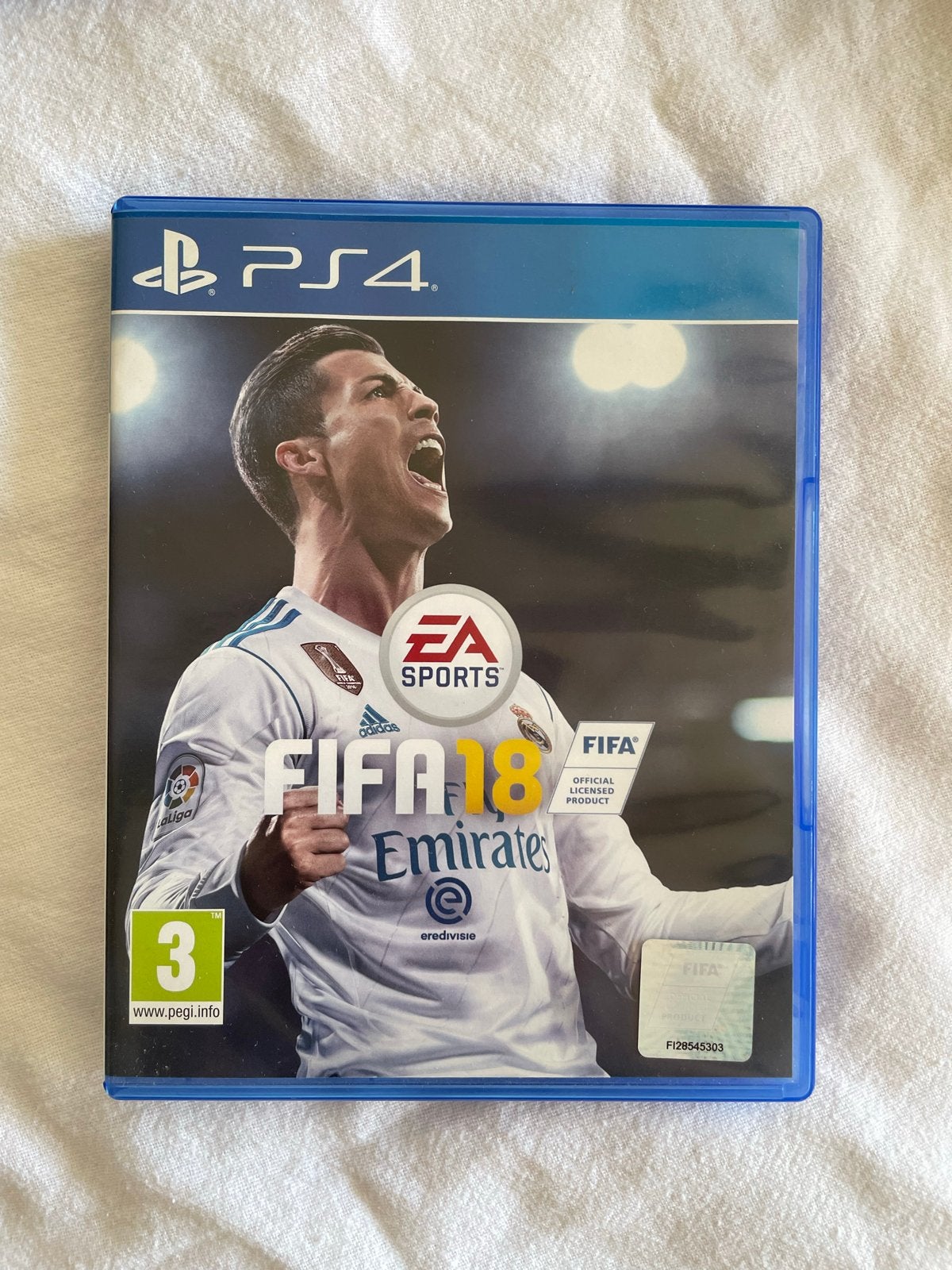 Foto 6 van PlayStation 4 Slim met controller en 2 games