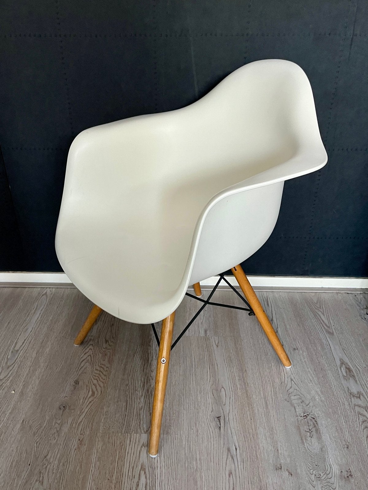 Witte kuipstoel met houten poten, Wit, Zo goed als nieuw, Ophalen, Hout