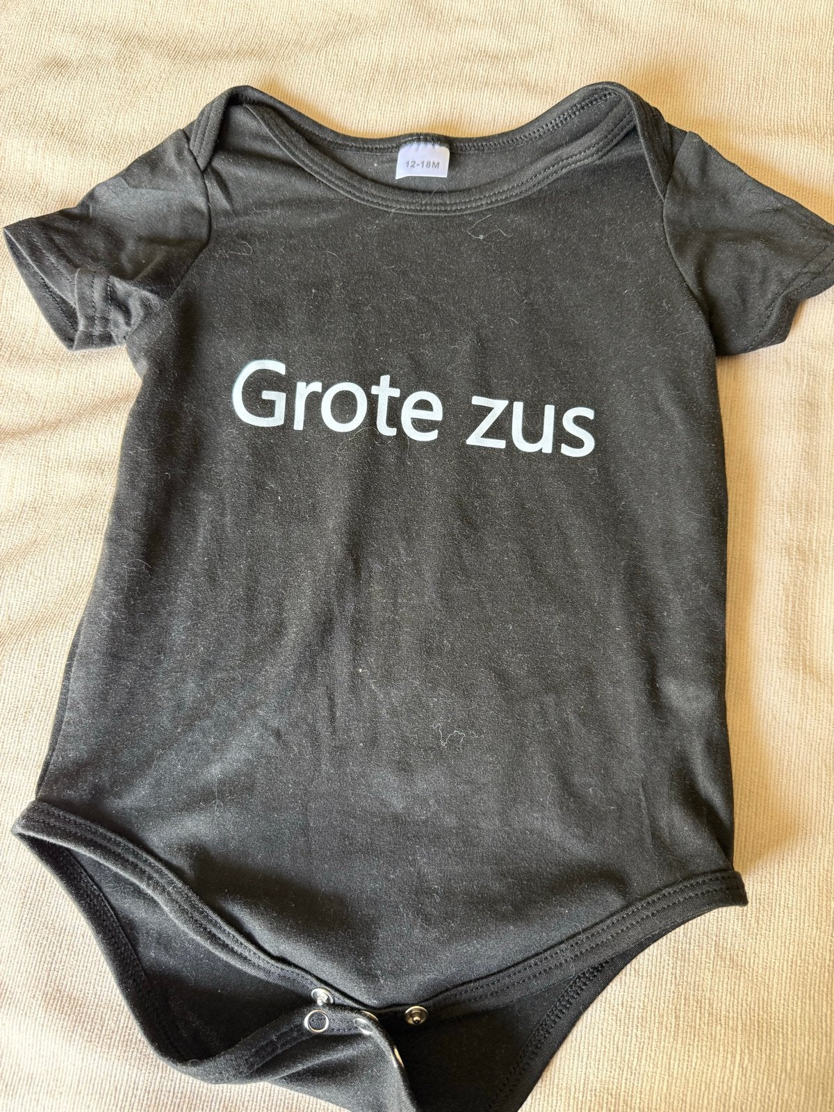 Zwart Rompertje 'Grote Zus' - Maat 12-18M, Kinderen en Baby's, Ophalen of Verzenden, Zo goed als nieuw, Meisje