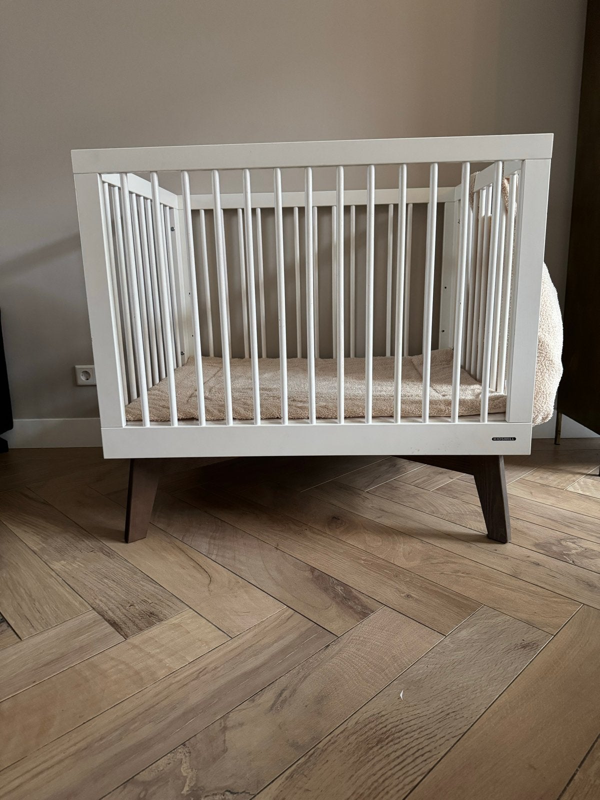 Kidsmill Sixties Box - Stijlvolle en stevige babybox, Kinderen en Baby's, Boxen, Ophalen, Gebruikt, Vierkant