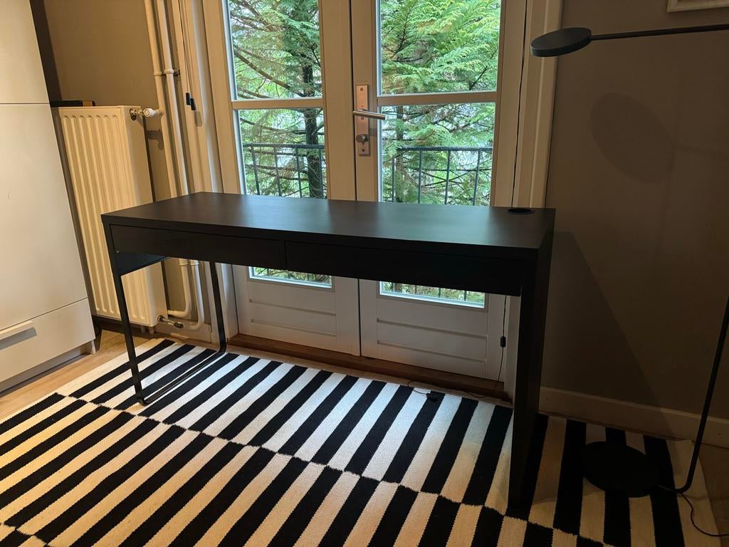 ZGAN IKEA Micke bureau zwart bruin 142x50 cm lades, Huis en Inrichting, Bureaus, Ophalen, Zwart, Met lades, 50 cm