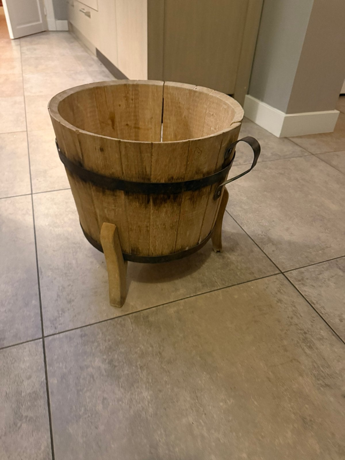Houten wastobbe op poten, Ophalen