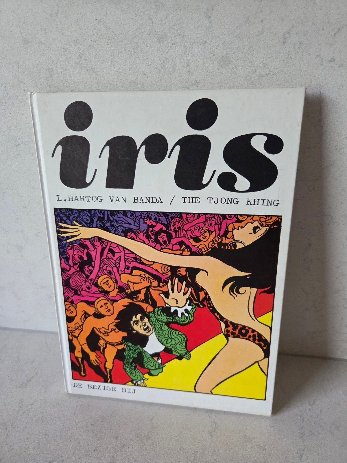Iris - Hardcover 18+ - L. Hertog van Banda / The Tjong Khing, Eén stripboek, Ophalen of Verzenden, Zo goed als nieuw